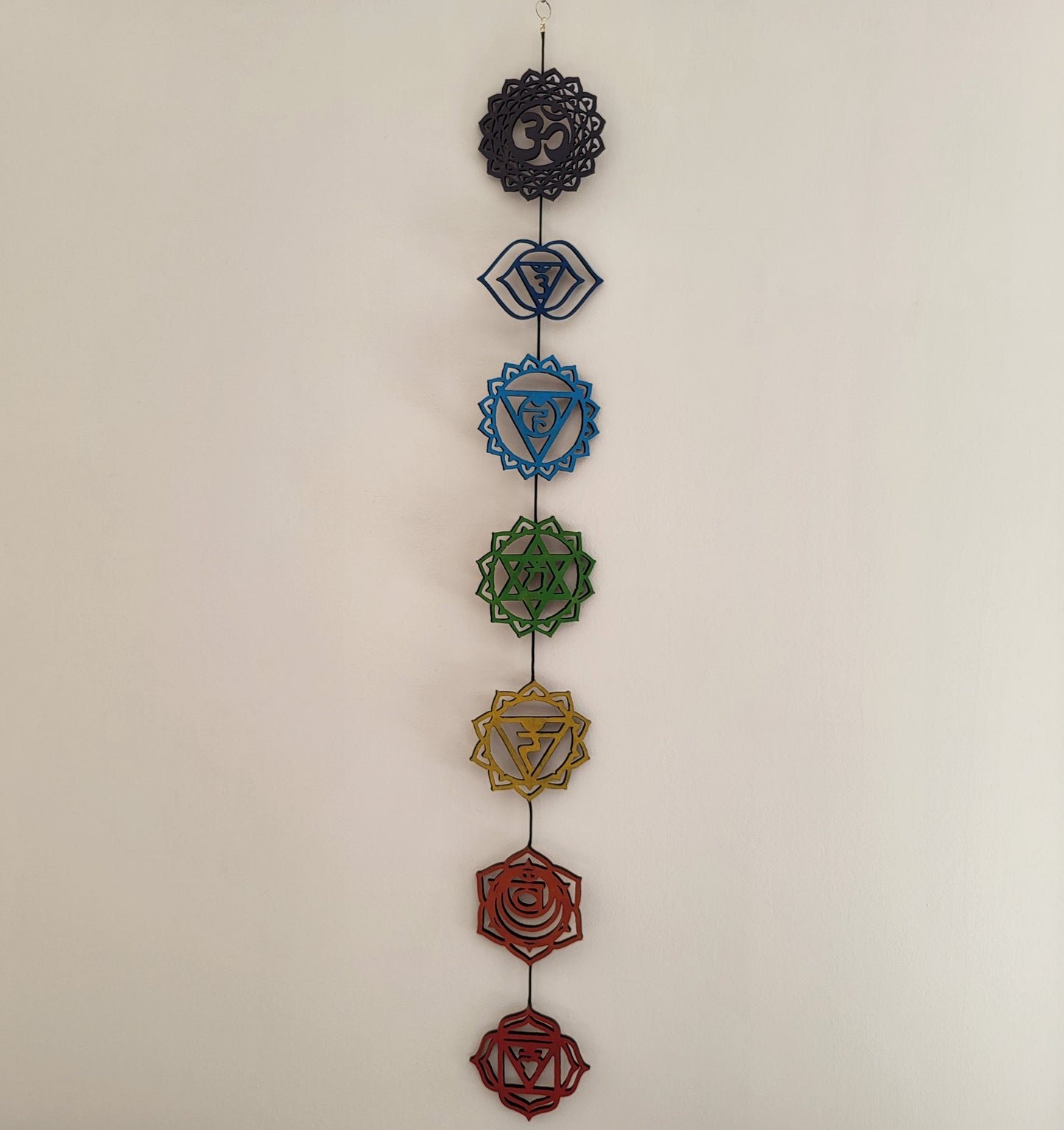 SUSPENSIONS MURALES 7 CHAKRAS + POSITIONS DE YOGA MULTICOLORES EN BOIS - DÉCORATIONS ZEN ARTISANALES, UNIQUES & ORIGINALES