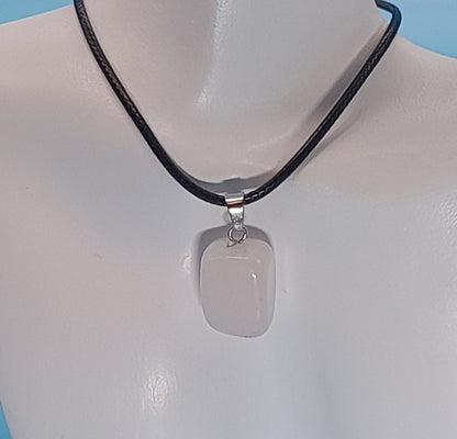 COLLIERS PENDENTIFS ÉTOILES ou CUBES EN PIERRE QUARTZ ROSE - BIJOUX ARTISANAUX, UNIQUES & ORIGINAUX