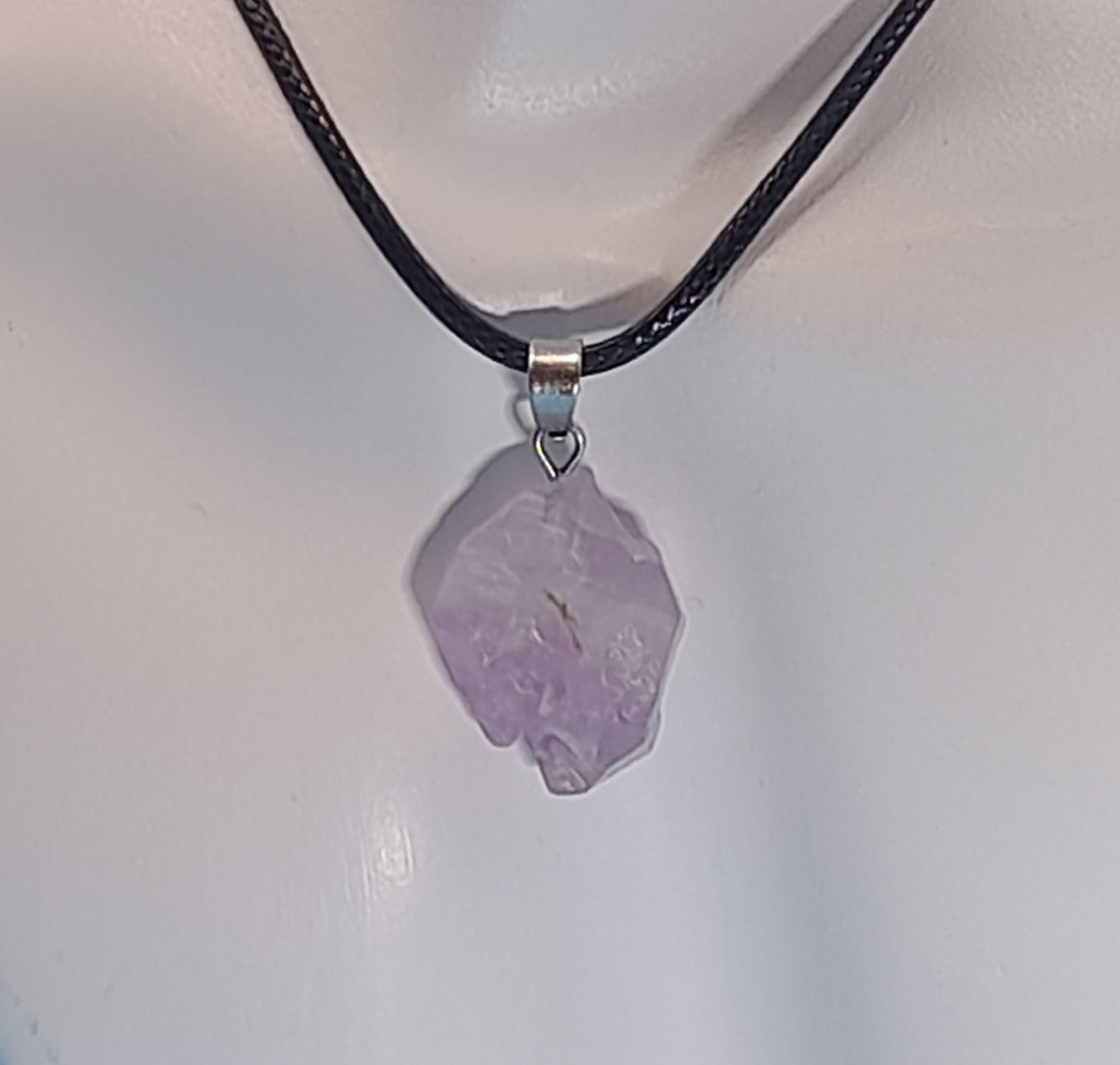 COLLIERS + PENDENTIFS CRISTAUX EN PIERRE AMÉTHYSTE - BIJOUX ARTISANAUX, UNIQUES & ORIGINAUX