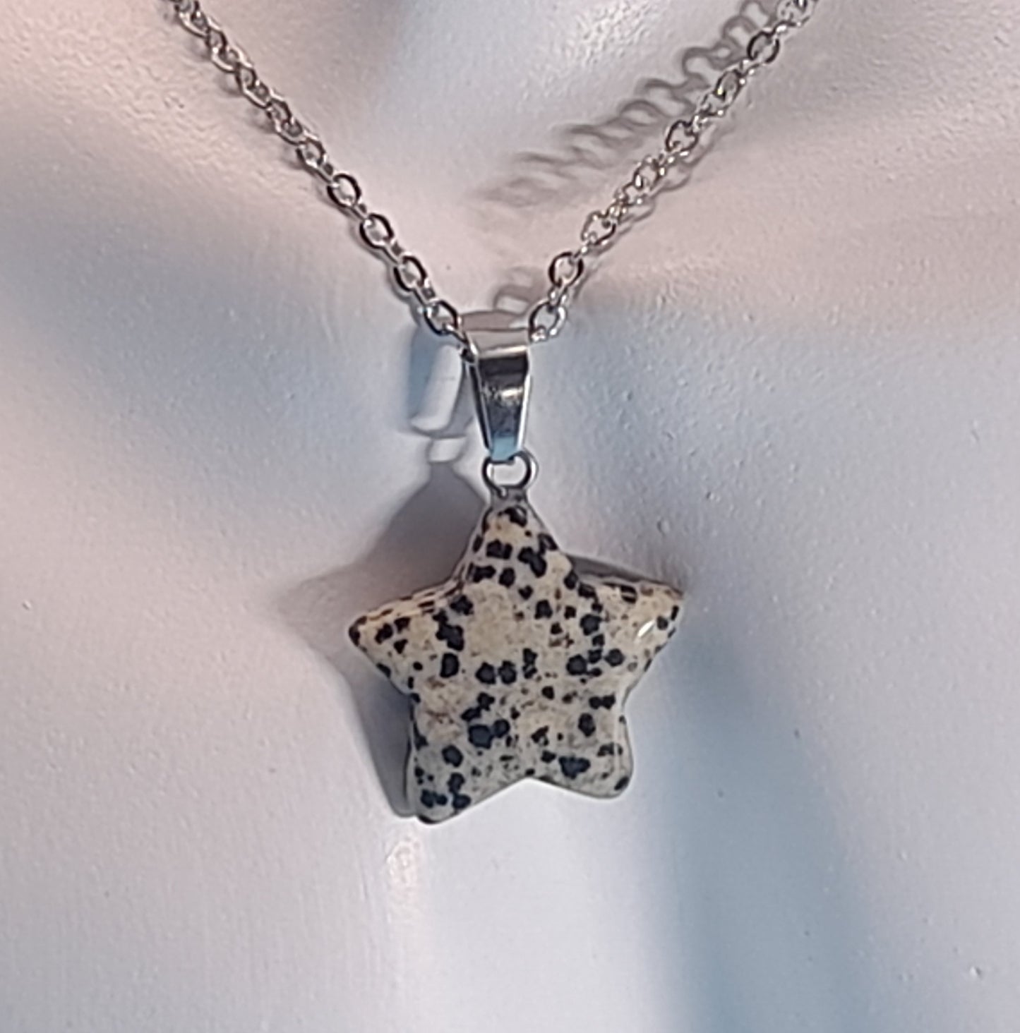 CHAINE + PENDENTIF ÉTOILE EN PIERRE JASPE DALMATIEN - BIJOU ARTISANAL, UNIQUE & ORIGINAL
