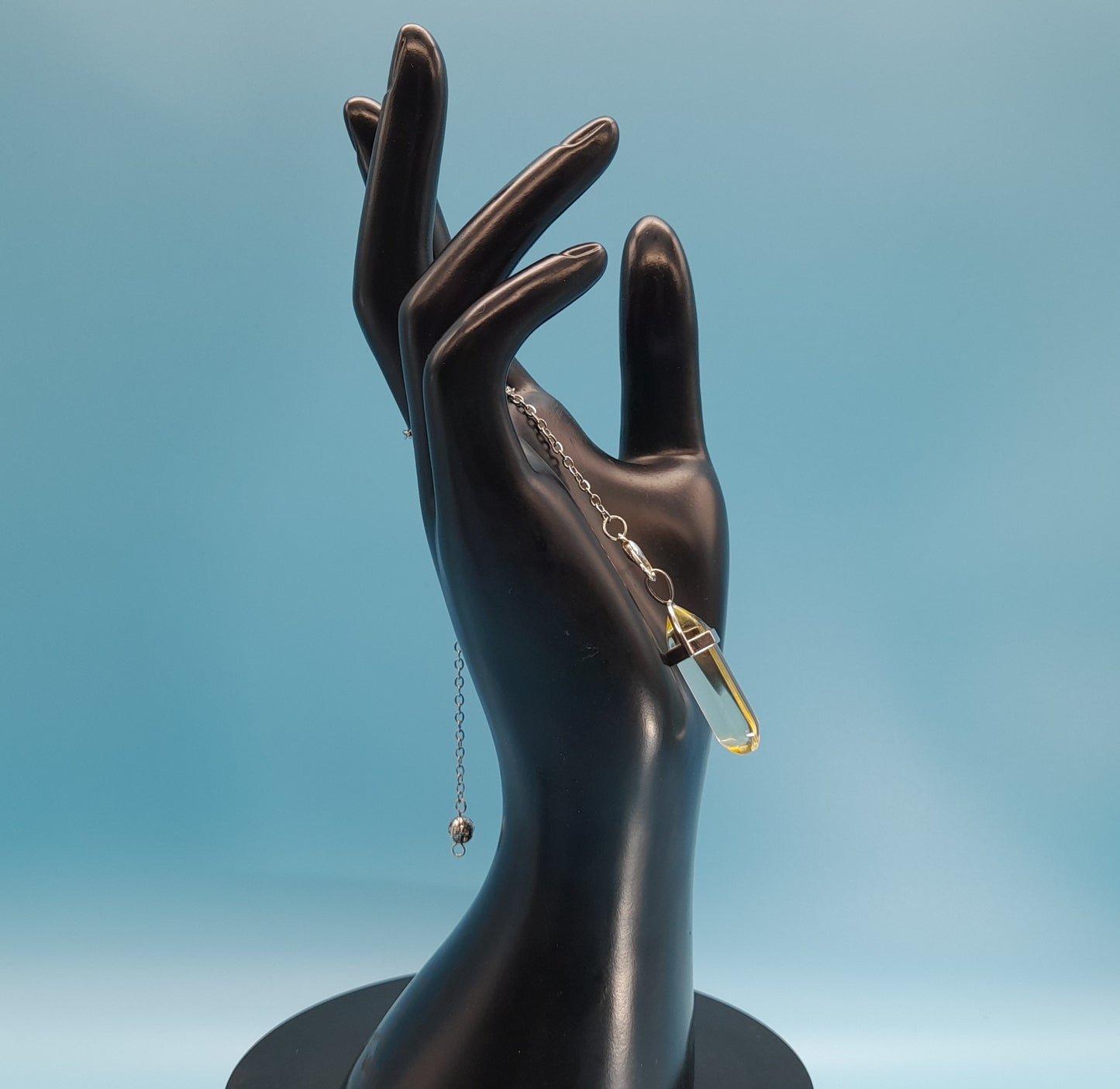 DIVERS PENDULES DE RADIESTHÉSIE EN VERRE MULTICOLORES AU CHOIX