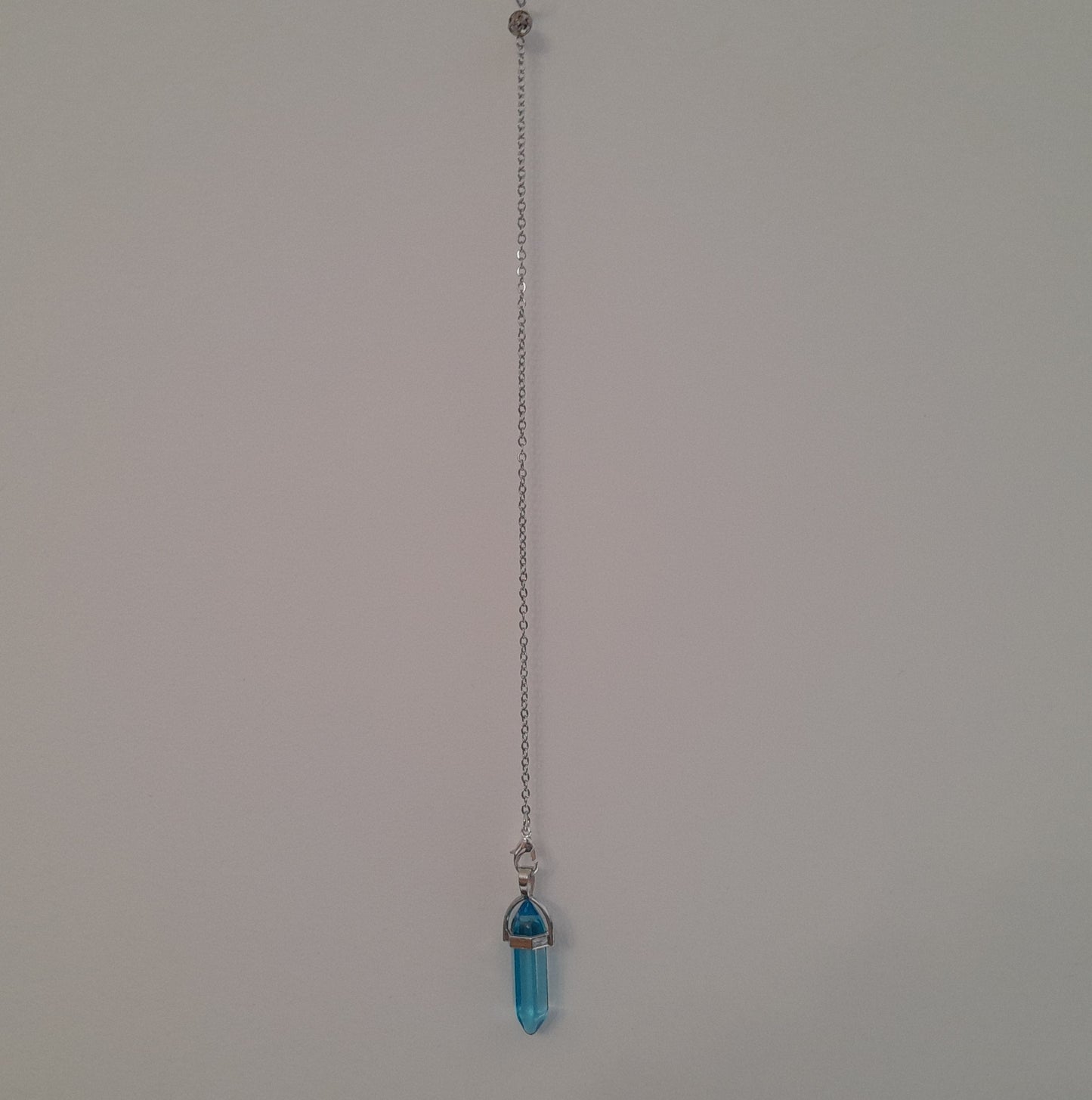 DIVERS PENDULES DE RADIESTHÉSIE EN VERRE MULTICOLORES AU CHOIX