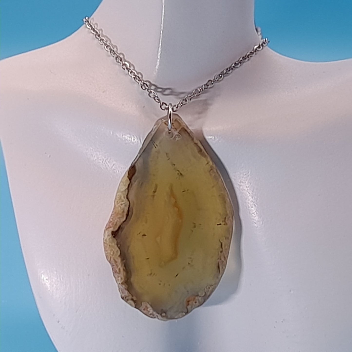 DIVERS COLLIERS EN PIERRE D' AGATE BLANCHE & JAUNE PALE - BIJOUX ARTISANAUX, UNIQUES & ORIGINAUX