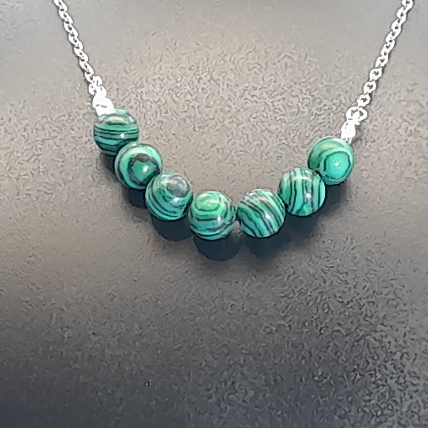 COLLIER DE 7 PERLES EN PIERRE DE MALACHITE - BIJOU ARTISANAL, UNIQUE & ORIGINAL