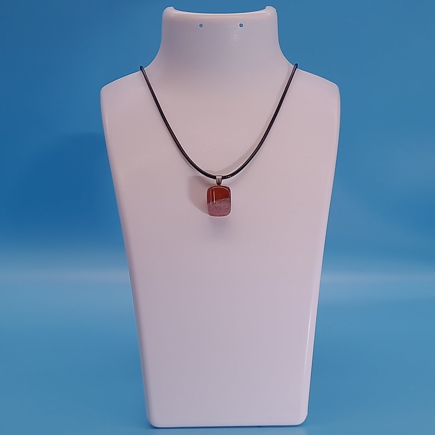 COLLIERS PENDENTIFS EN ÉTOILE ou CUBE EN PIERRE AGATE ORANGE - BIJOUX ARTISANAUX, UNIQUES & ORIGINAUX