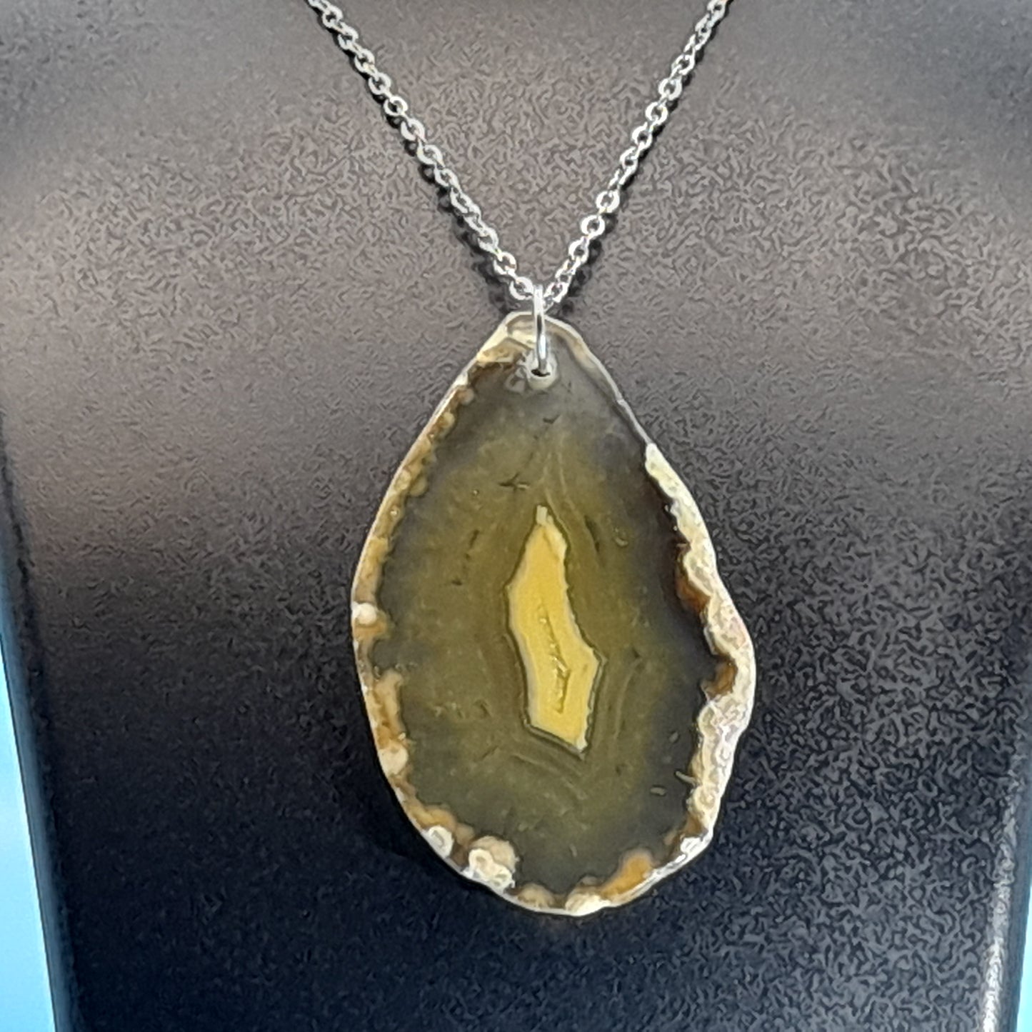 DIVERS COLLIERS EN PIERRE D' AGATE BLANCHE & JAUNE PALE - BIJOUX ARTISANAUX, UNIQUES & ORIGINAUX