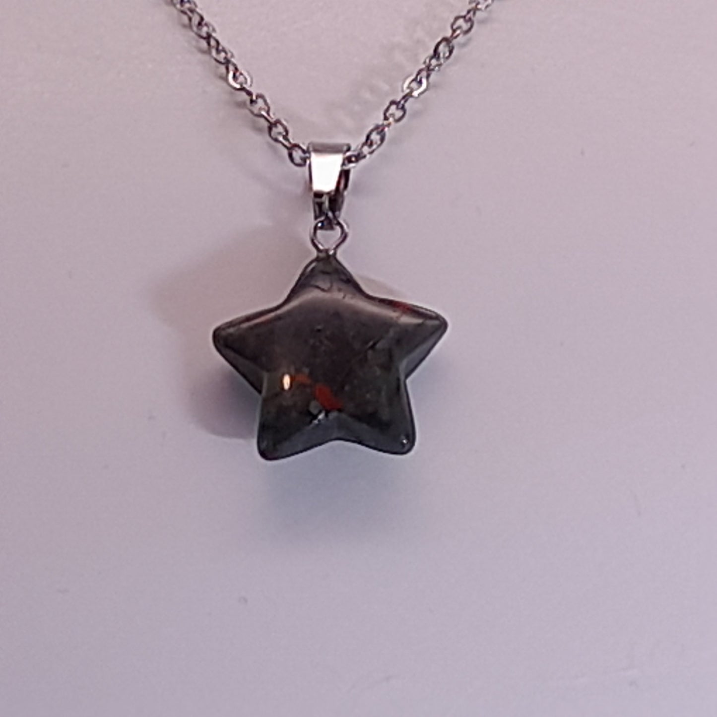 CHAINE + PENDENTIF ÉTOILE EN PIERRE JASPE SANG DE DRAGON - BIJOU ARTISANAL, UNIQUE & ORIGINAL