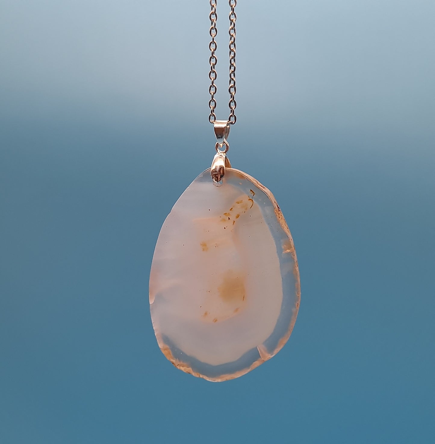 DIVERS COLLIERS EN PIERRE D' AGATE BLANCHE & JAUNE PALE - BIJOUX ARTISANAUX, UNIQUES & ORIGINAUX