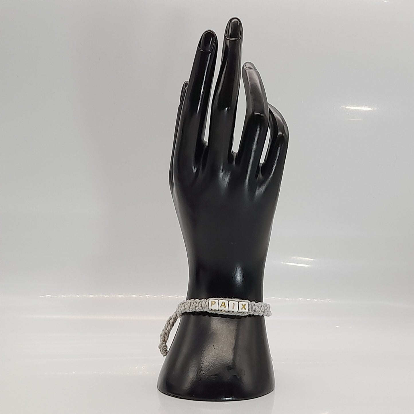 BRACELET EN MACRAMÉ MODÈLE " PAIX " - AJUSTABLE & MIXTE, UNIQUE & ARTISANAL