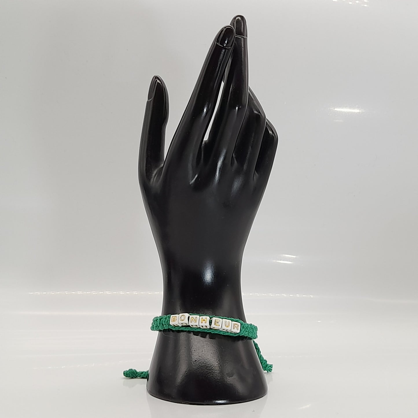 BRACELET EN MACRAMÉ MODÈLE " BONHEUR " - AJUSTABLE & MIXTE, UNIQUE & ARTISANAL