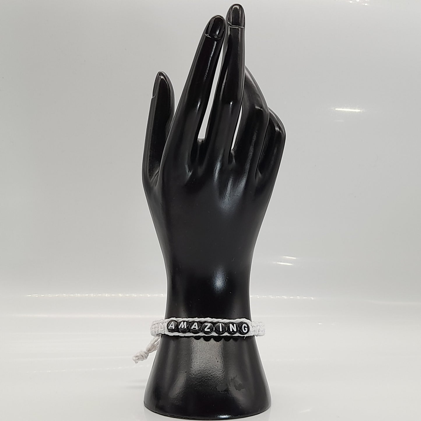 BRACELET EN MACRAMÉ MODÈLE " AMAZING " - AJUSTABLE & MIXTE, UNIQUE & ARTISANAL