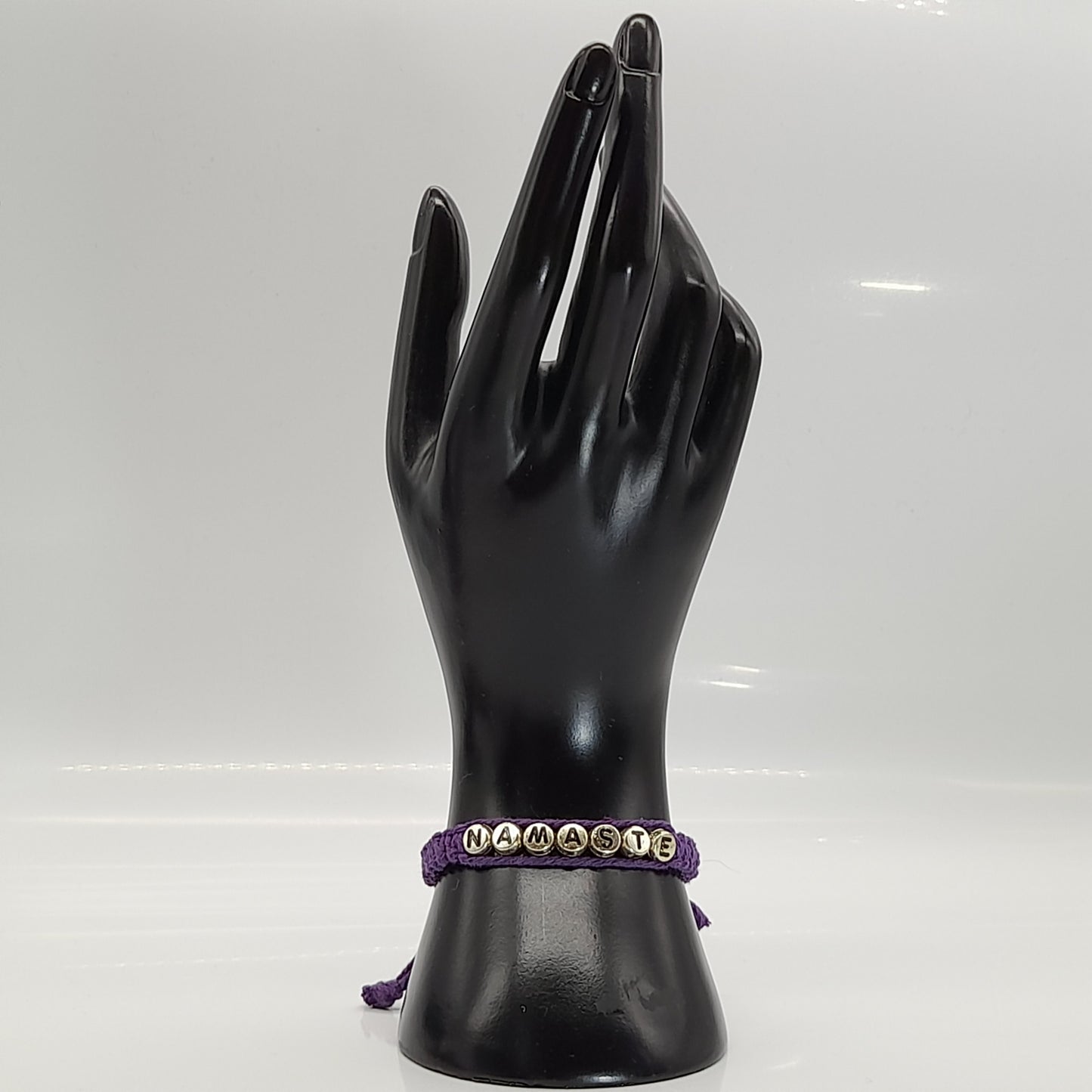 BRACELET EN MACRAMÉ MODÈLE " NAMASTE " - AJUSTABLE & MIXTE, UNIQUE & ARTISANAL