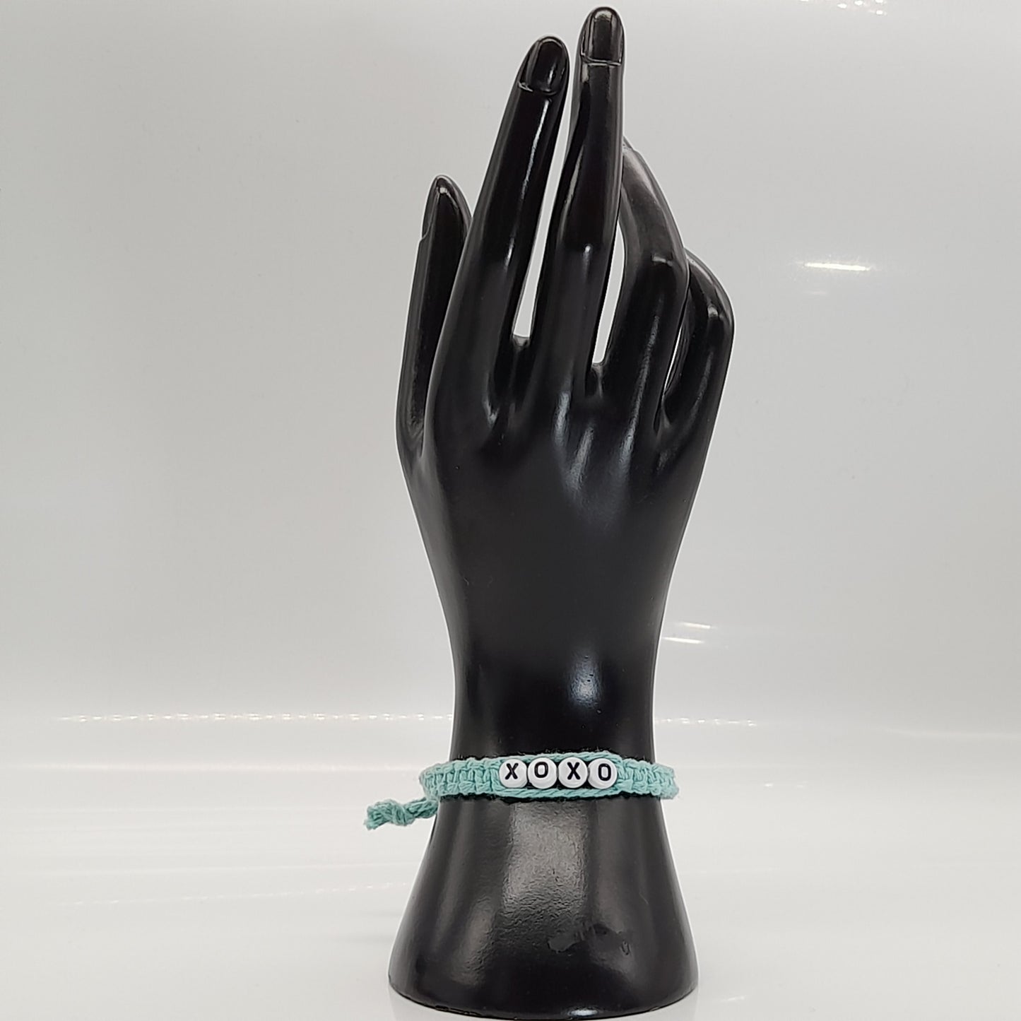 BRACELET EN MACRAMÉ MODÈLE " XOXO " (câlins et bisous) - AJUSTABLE & MIXTE, UNIQUE & ARTISANAL