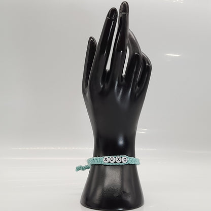 BRACELET EN MACRAMÉ MODÈLE " XOXO " (câlins et bisous) - AJUSTABLE & MIXTE, UNIQUE & ARTISANAL