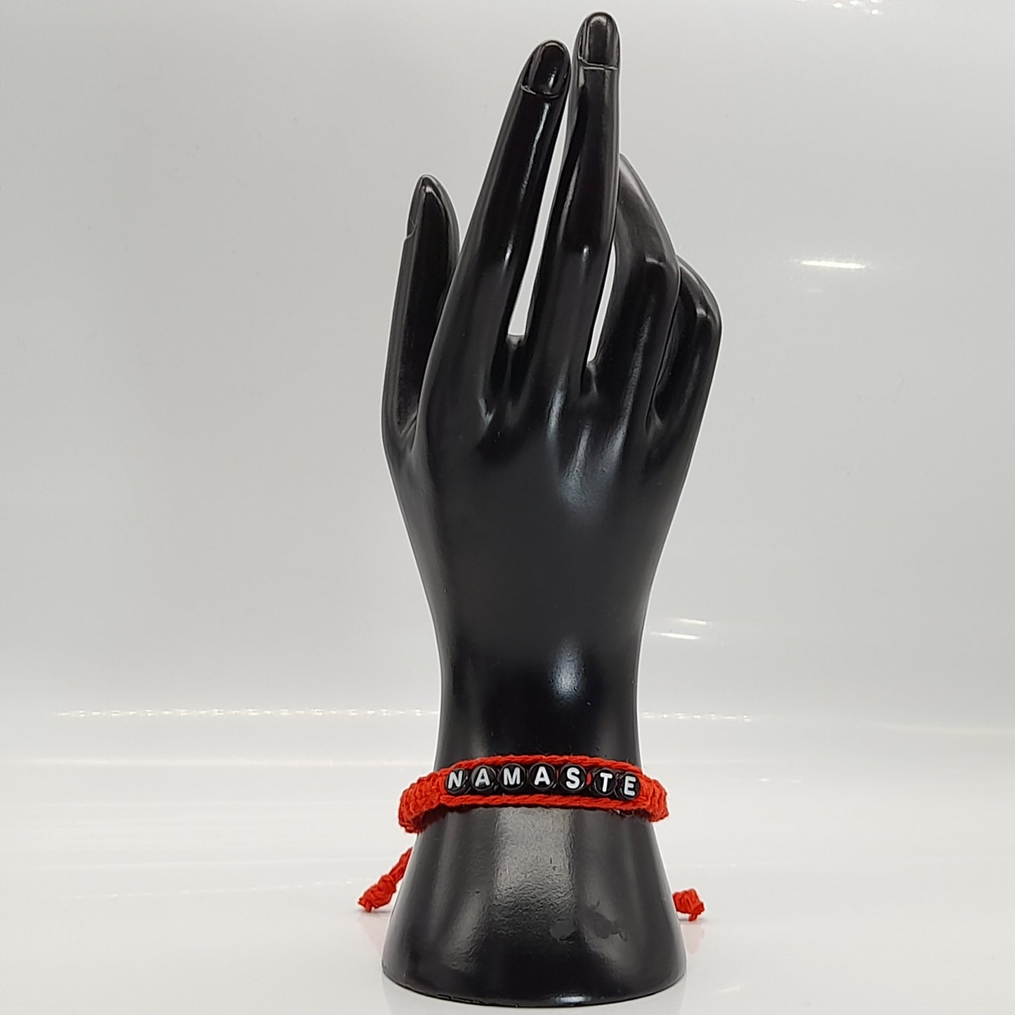 BRACELET EN MACRAMÉ MODÈLE " NAMASTE " - AJUSTABLE & MIXTE, UNIQUE & ARTISANAL