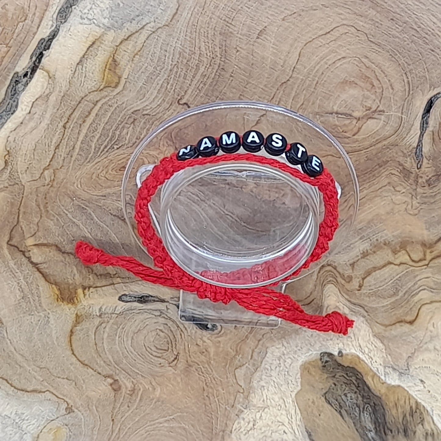 BRACELET EN MACRAMÉ MODÈLE " NAMASTE " - AJUSTABLE & MIXTE, UNIQUE & ARTISANAL