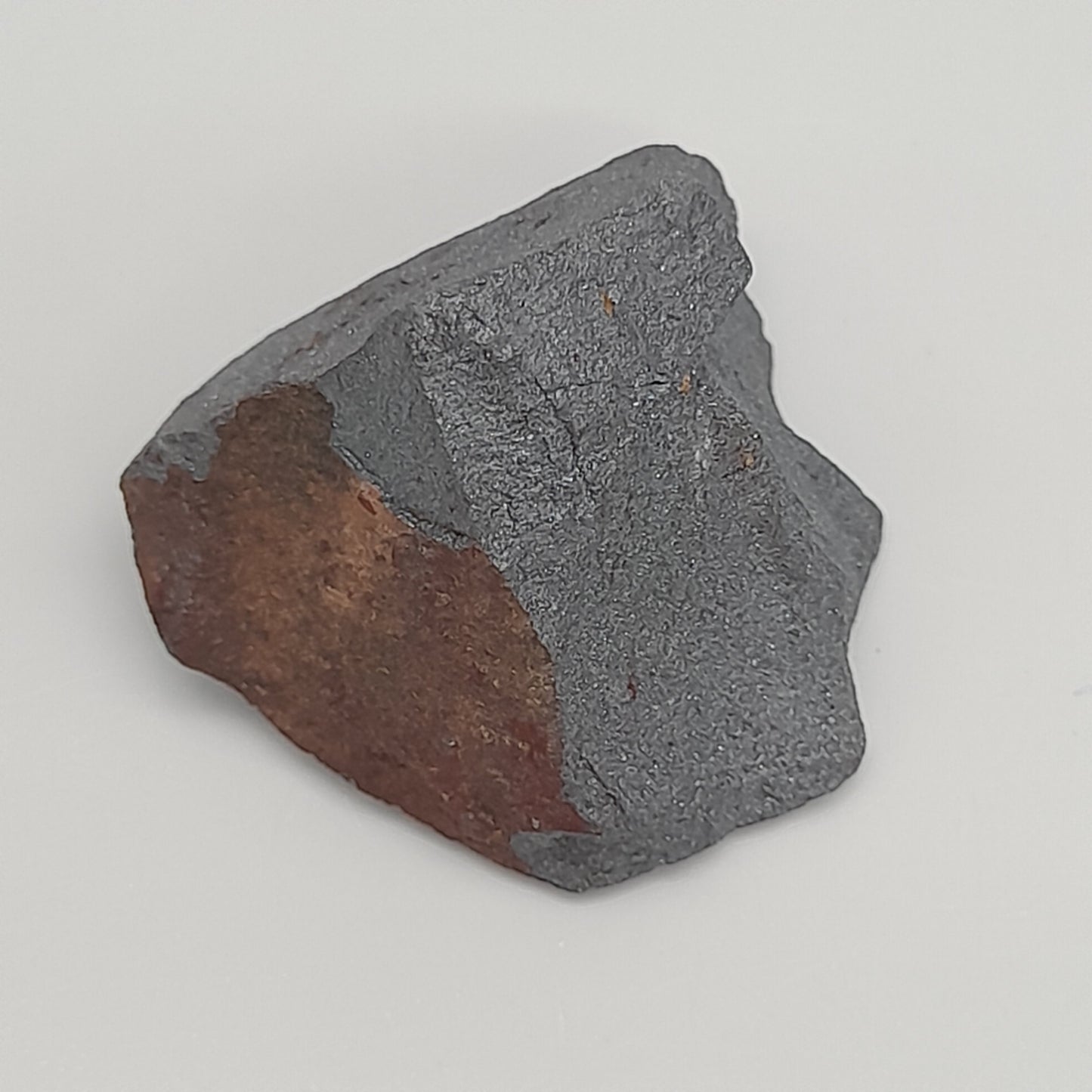 HÉMATITE EN PETITES PIERRES POLIES ET BRUTES