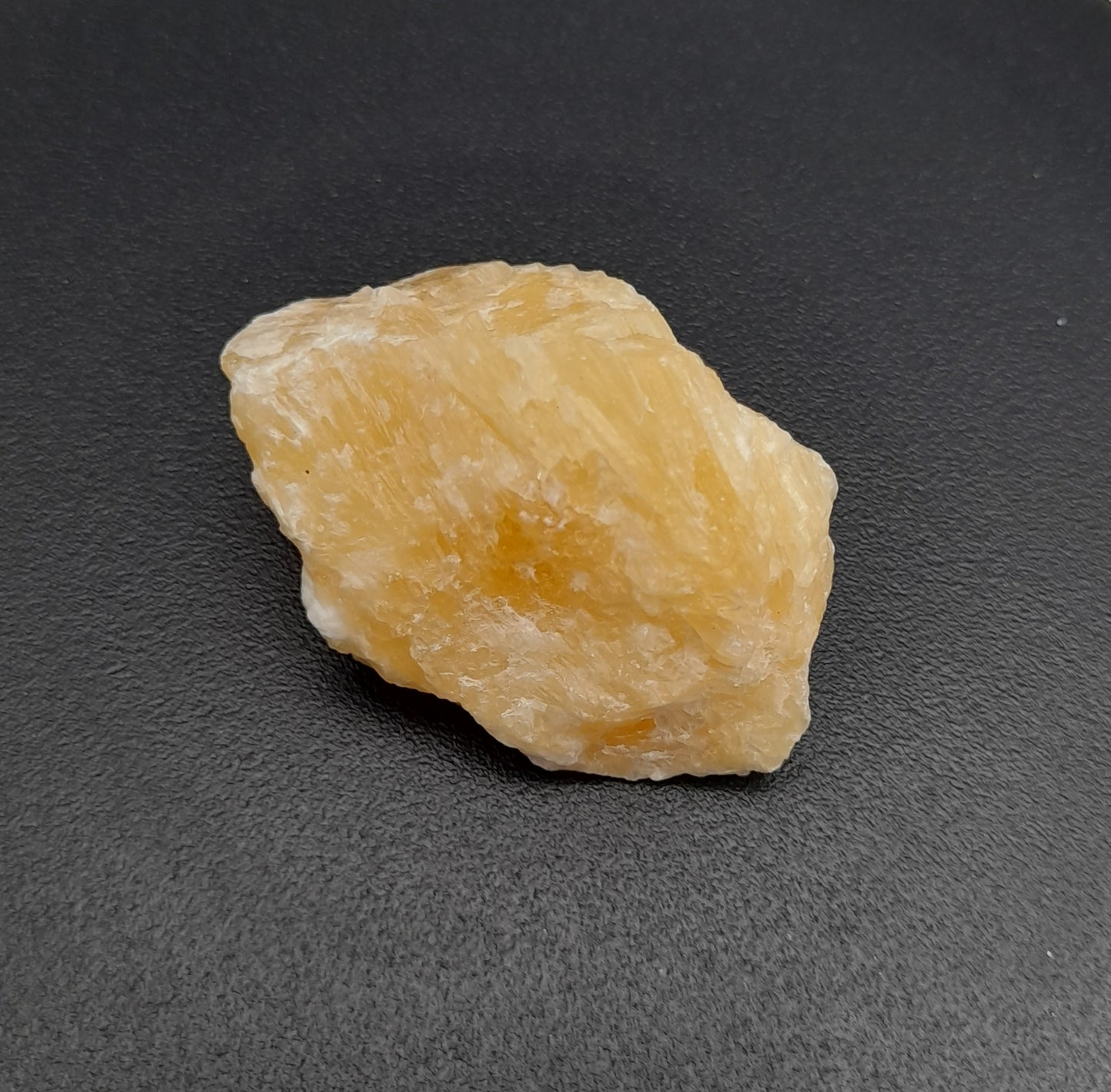 CALCITE JAUNE ou ORANGE EN PETITES PIERRES POLIES ET BRUTES