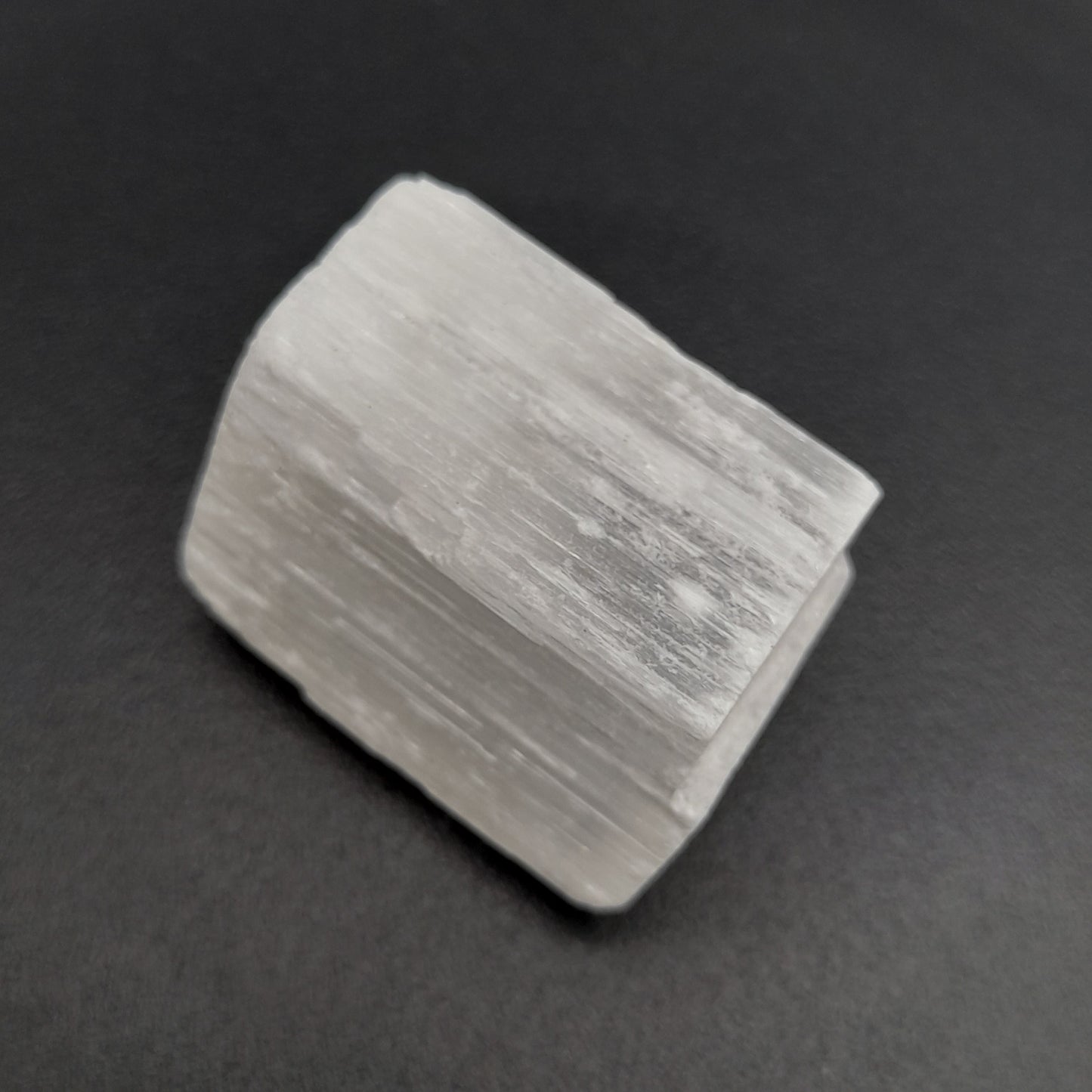 SÉLÉNITE EN PETITES PIERRES POLIES ET BRUTES