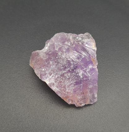 AMÉTHYSTE EN PETITES PIERRES POLIES ET BRUTES