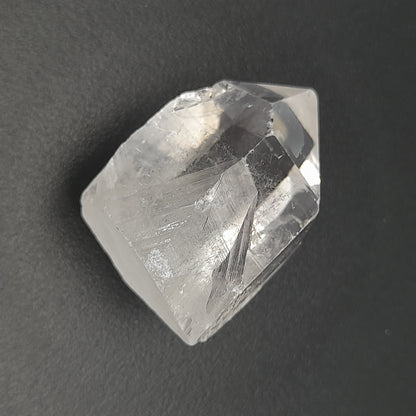 CRISTAL DE ROCHE + DEMI GÉODE + PIERRES BRUTES ET POLIES