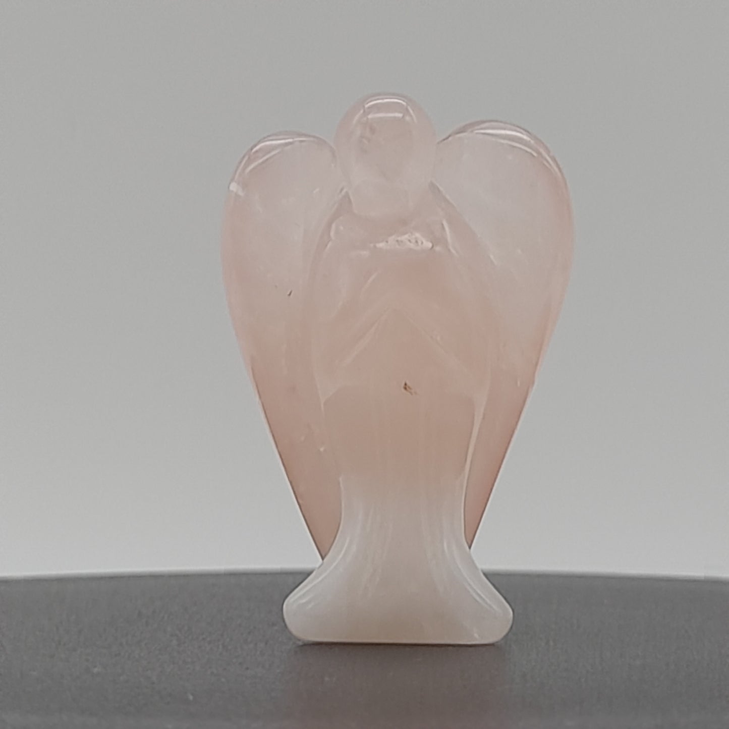 ANGE GARDIEN SCULPTÉ EN PIERRE QUARTZ ROSE - UNIQUE & ARTISANAL