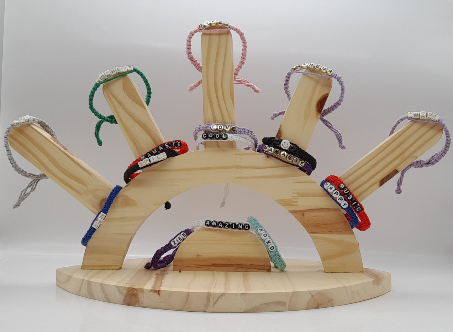 BRACELET EN MACRAMÉ MODÈLE " NAMASTE " - AJUSTABLE & MIXTE, UNIQUE & ARTISANAL