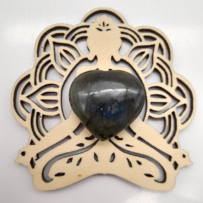 COEUR SCULPTÉ EN PIERRE DE LABRADORITE ARC EN CIEL - UNIQUE & ARTISANAL