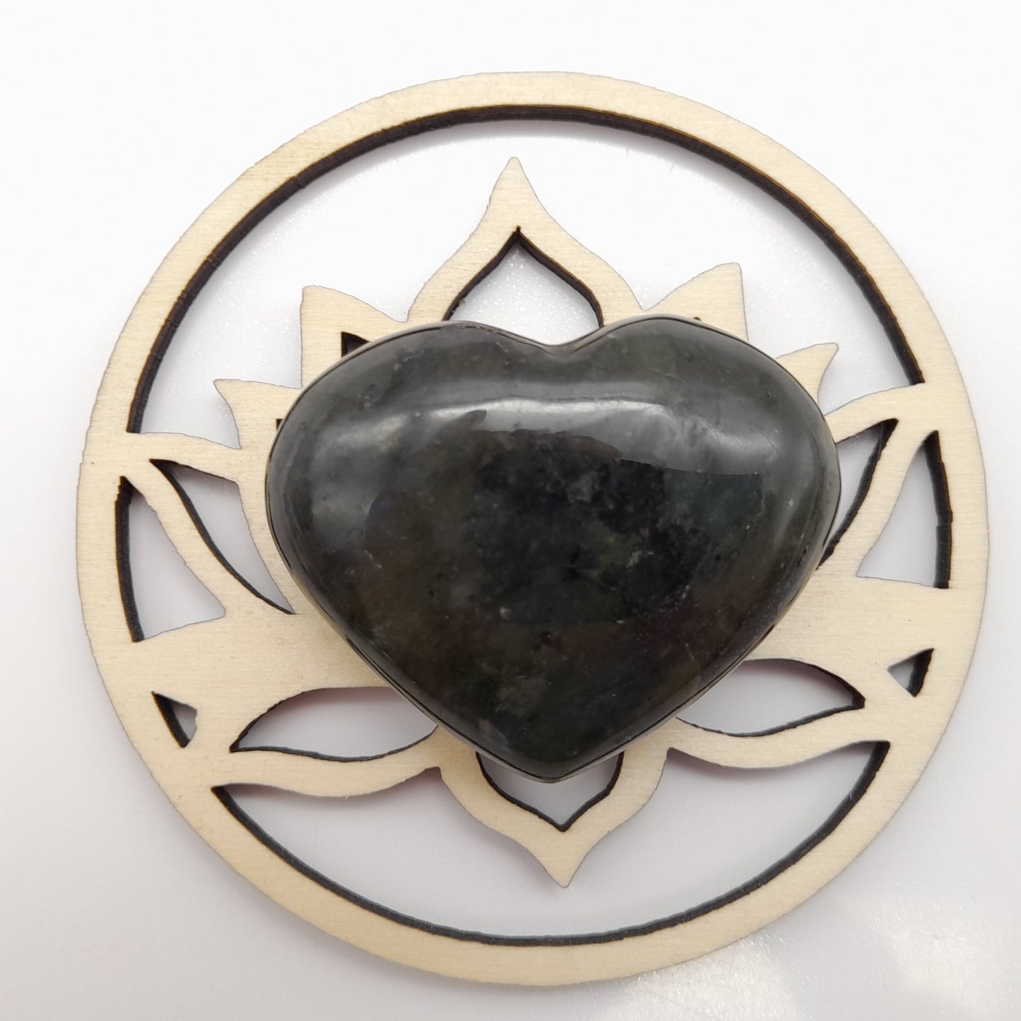 COEUR SCULPTÉ EN PIERRE DE LABRADORITE ARC EN CIEL - UNIQUE & ARTISANAL