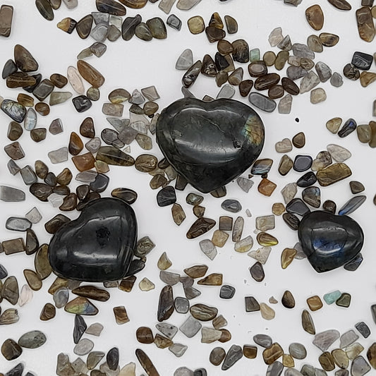 COEUR SCULPTÉ EN PIERRE DE LABRADORITE ARC EN CIEL - UNIQUE & ARTISANAL