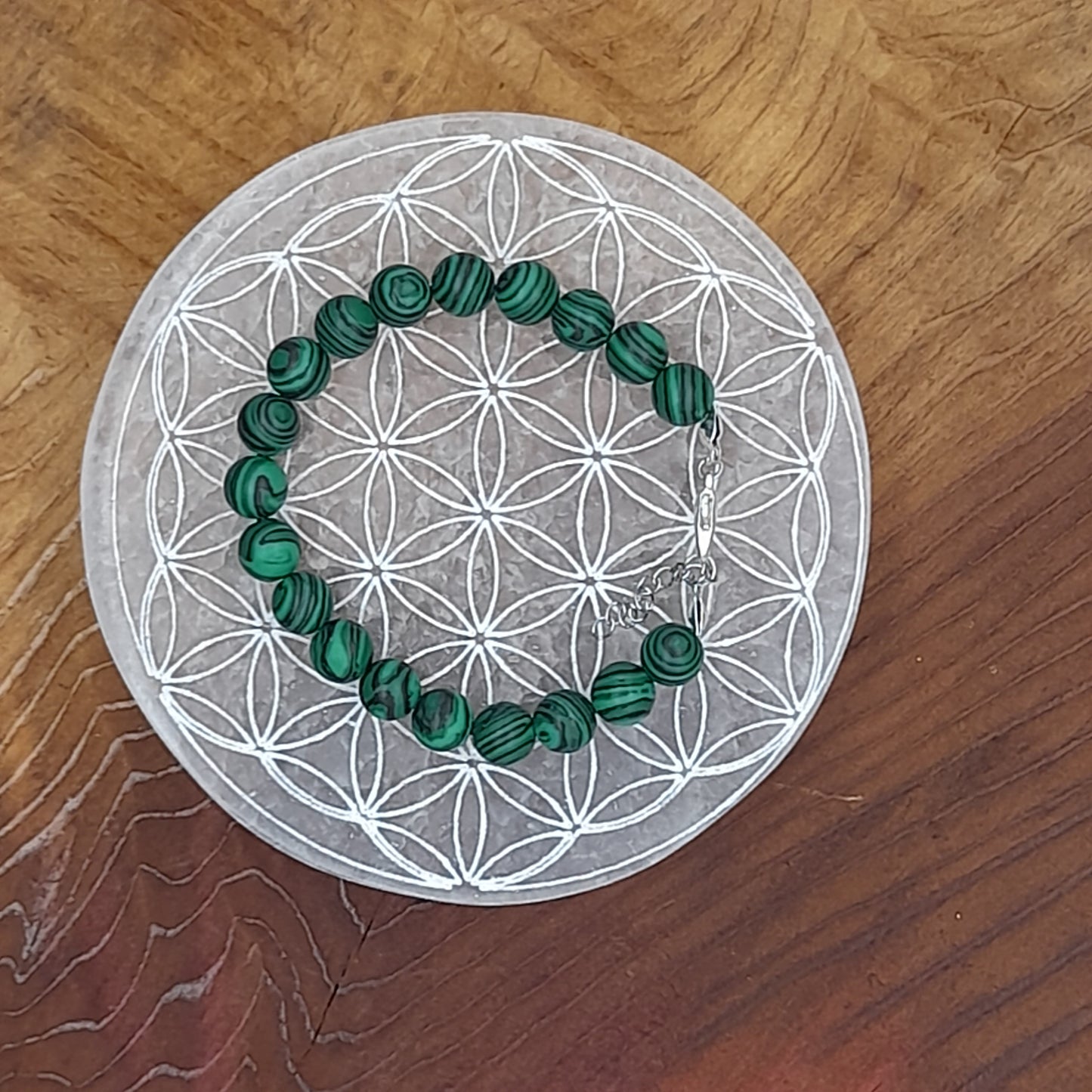 PLAQUE EN SÉLÉNITE GRAVÉE FLEUR DE VIE - STATION DE RECHARGE - UNIQUE, ORIGINALE & ARTISANALE