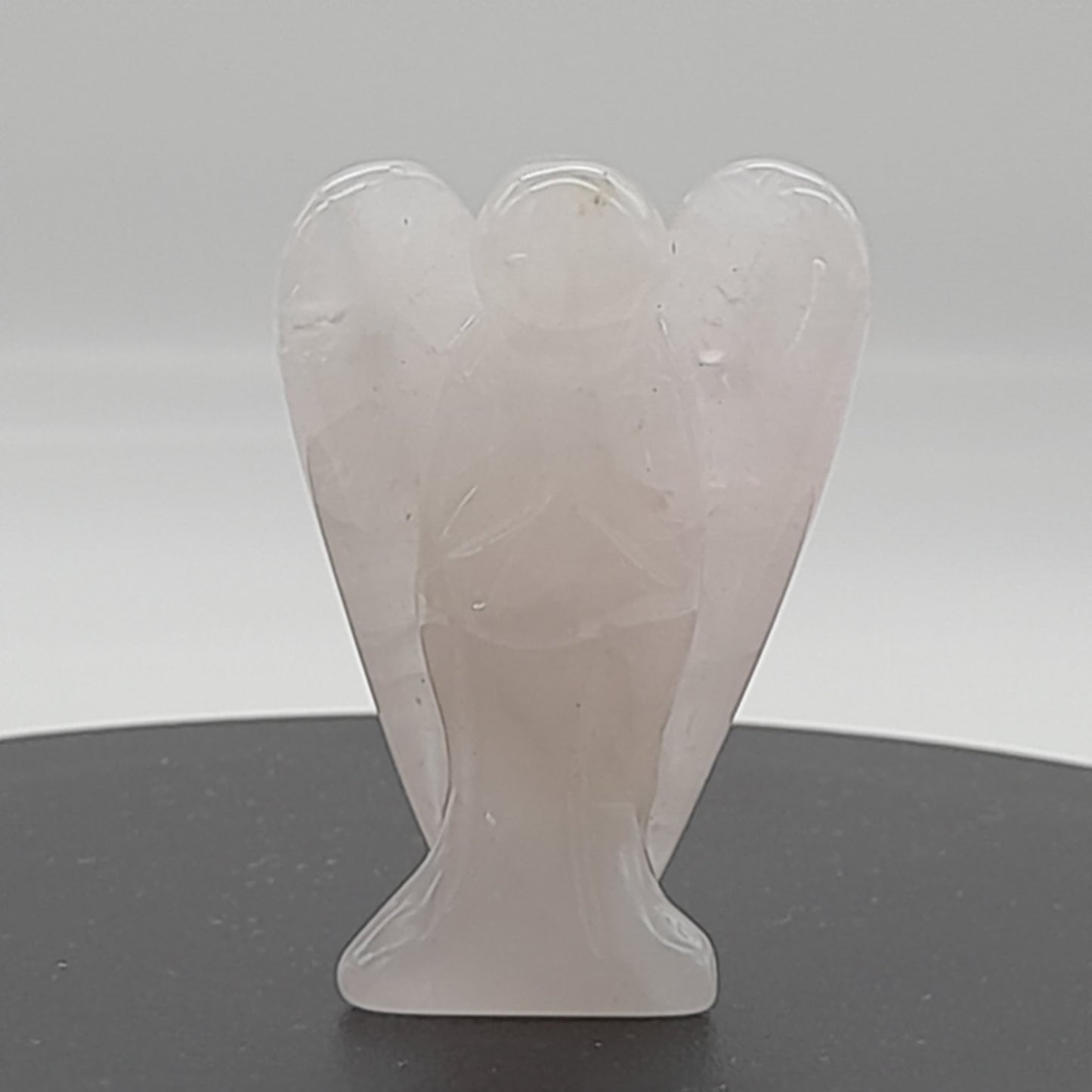 ANGE GARDIEN SCULPTÉ EN PIERRE QUARTZ ROSE - UNIQUE & ARTISANAL