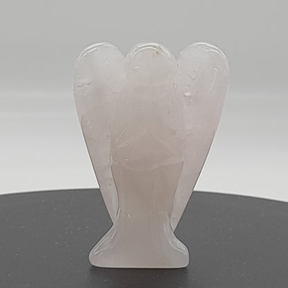 ANGE GARDIEN SCULPTÉ EN PIERRE QUARTZ ROSE - UNIQUE & ARTISANAL