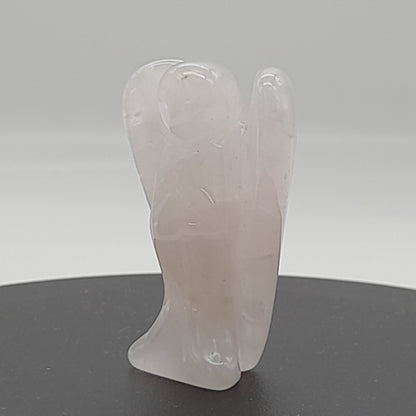 ANGE GARDIEN SCULPTÉ EN PIERRE QUARTZ ROSE - UNIQUE & ARTISANAL
