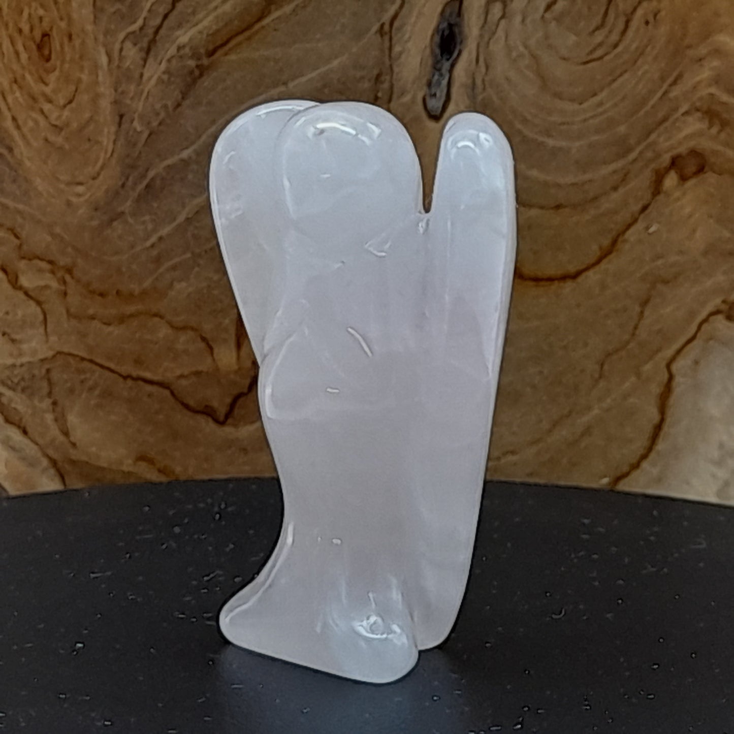 ANGE GARDIEN SCULPTÉ EN PIERRE QUARTZ ROSE - UNIQUE & ARTISANAL