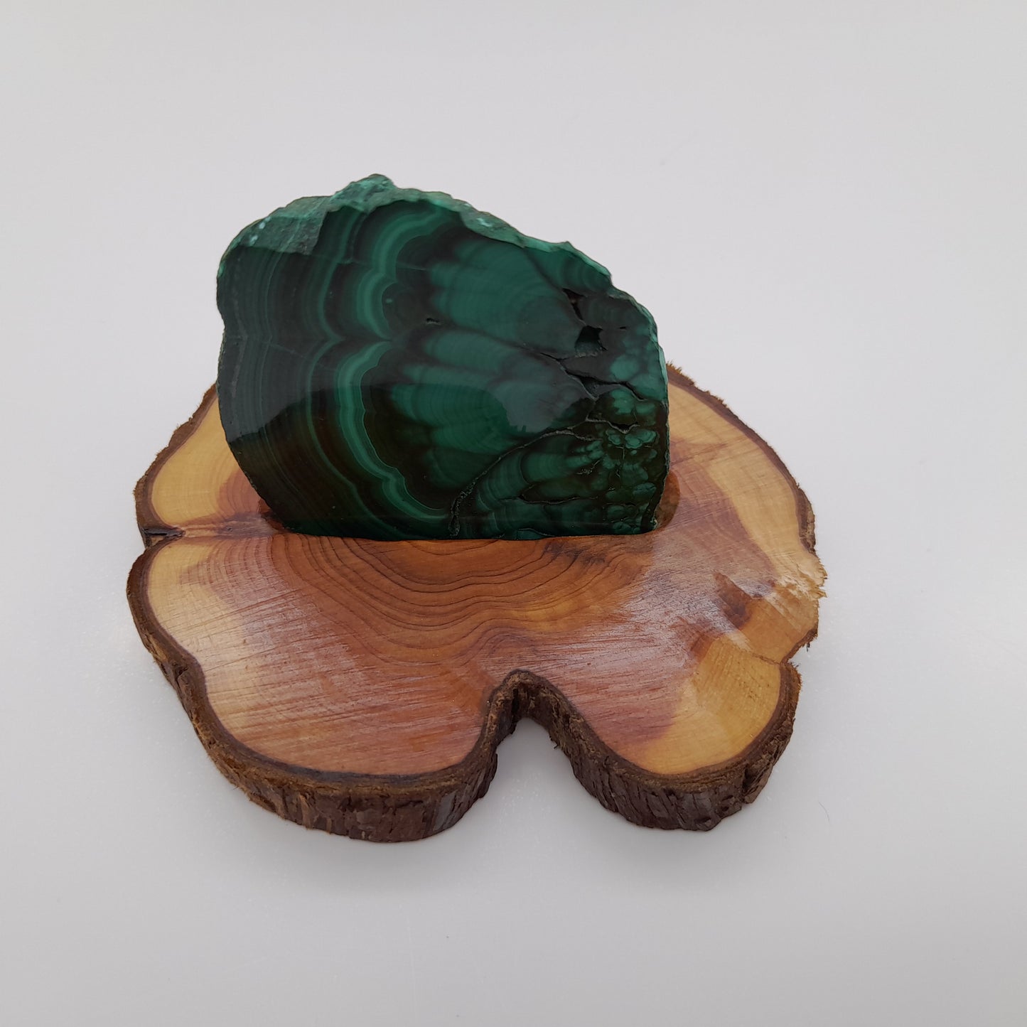 DÉCORATION TRANCHE DE PIERRE MALACHITE N°7 SUR SOCLE SCULPTÉ EN BOIS (CADE) – UNIQUE, ORIGINAL & ARTISANALE