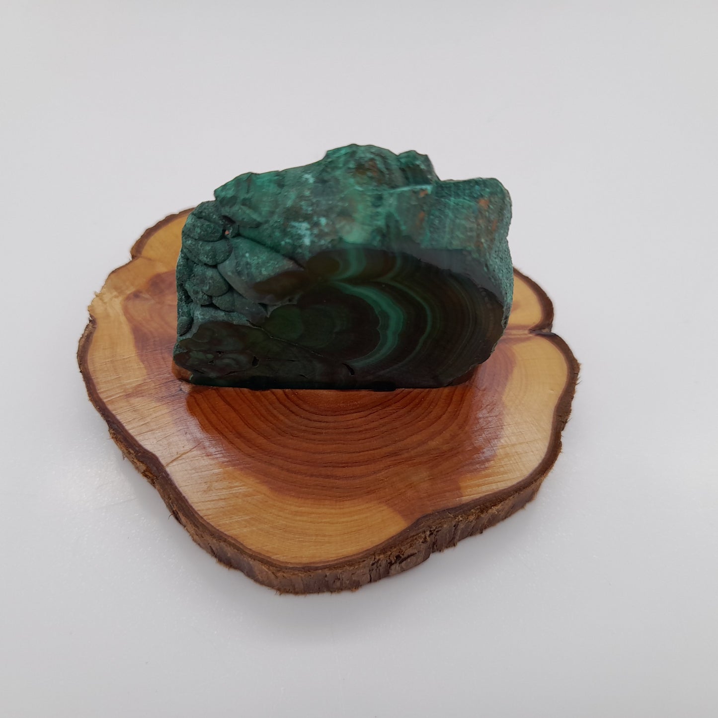 DÉCORATION TRANCHE DE PIERRE MALACHITE N°7 SUR SOCLE SCULPTÉ EN BOIS (CADE) – UNIQUE, ORIGINAL & ARTISANALE