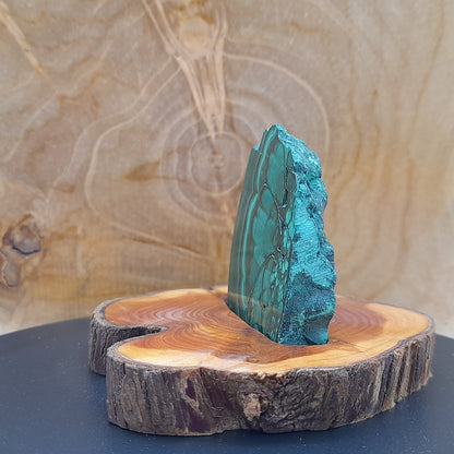 DÉCORATION TRANCHE DE PIERRE MALACHITE N°7 SUR SOCLE SCULPTÉ EN BOIS (CADE) – UNIQUE, ORIGINAL & ARTISANALE