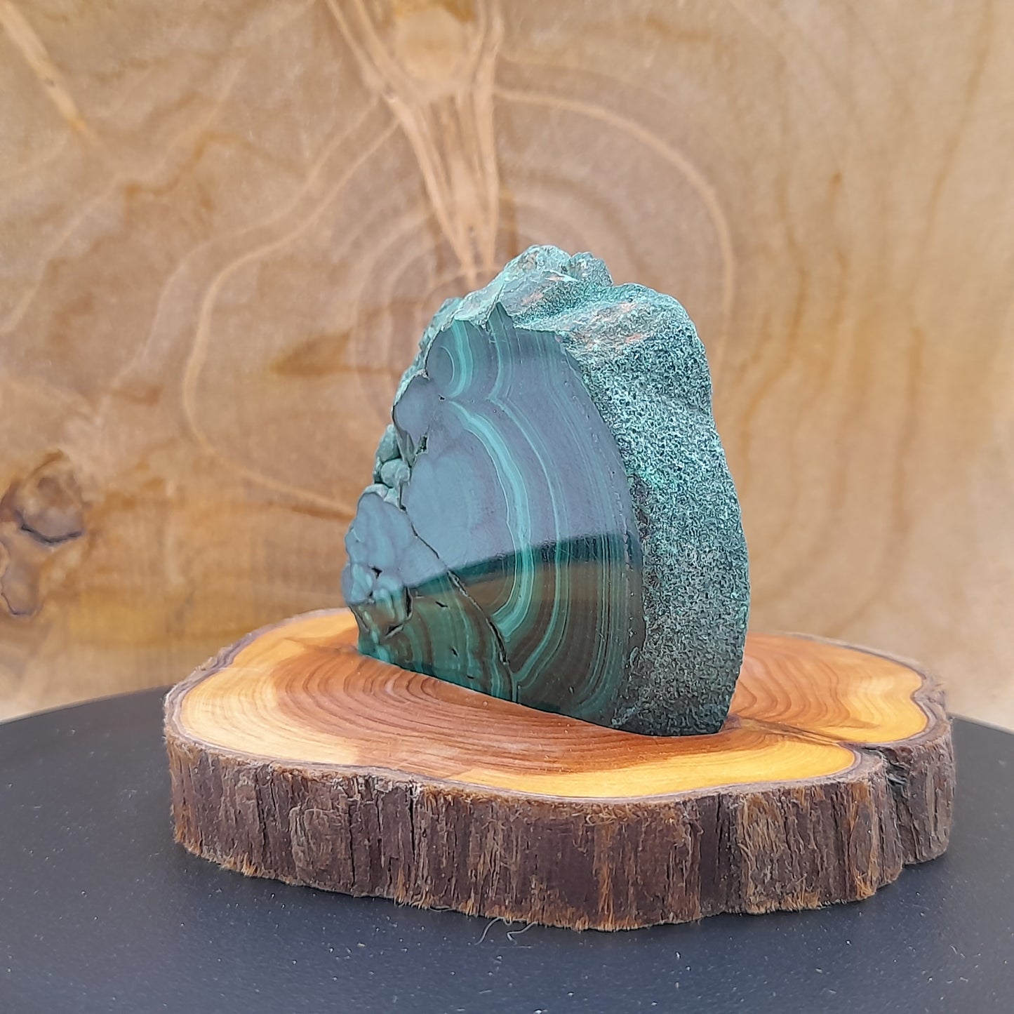 DÉCORATION TRANCHE DE PIERRE MALACHITE N°7 SUR SOCLE SCULPTÉ EN BOIS (CADE) – UNIQUE, ORIGINAL & ARTISANALE