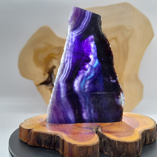 DÉCORATION TRANCHE DE PIERRE FLUORITE ARC EN CIEL SUR SOCLE SCULPTÉ EN BOIS (CADE) – UNIQUE, ORIGINAL & ARTISANALE