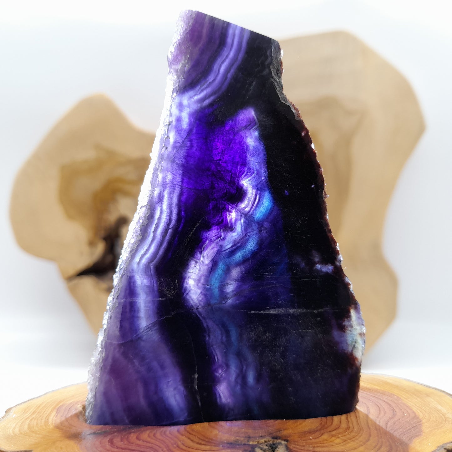 DÉCORATION TRANCHE DE PIERRE FLUORITE ARC EN CIEL SUR SOCLE SCULPTÉ EN BOIS (CADE) – UNIQUE, ORIGINAL & ARTISANALE