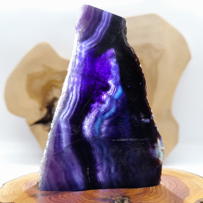 DÉCORATION TRANCHE DE PIERRE FLUORITE ARC EN CIEL SUR SOCLE SCULPTÉ EN BOIS (CADE) – UNIQUE, ORIGINAL & ARTISANALE