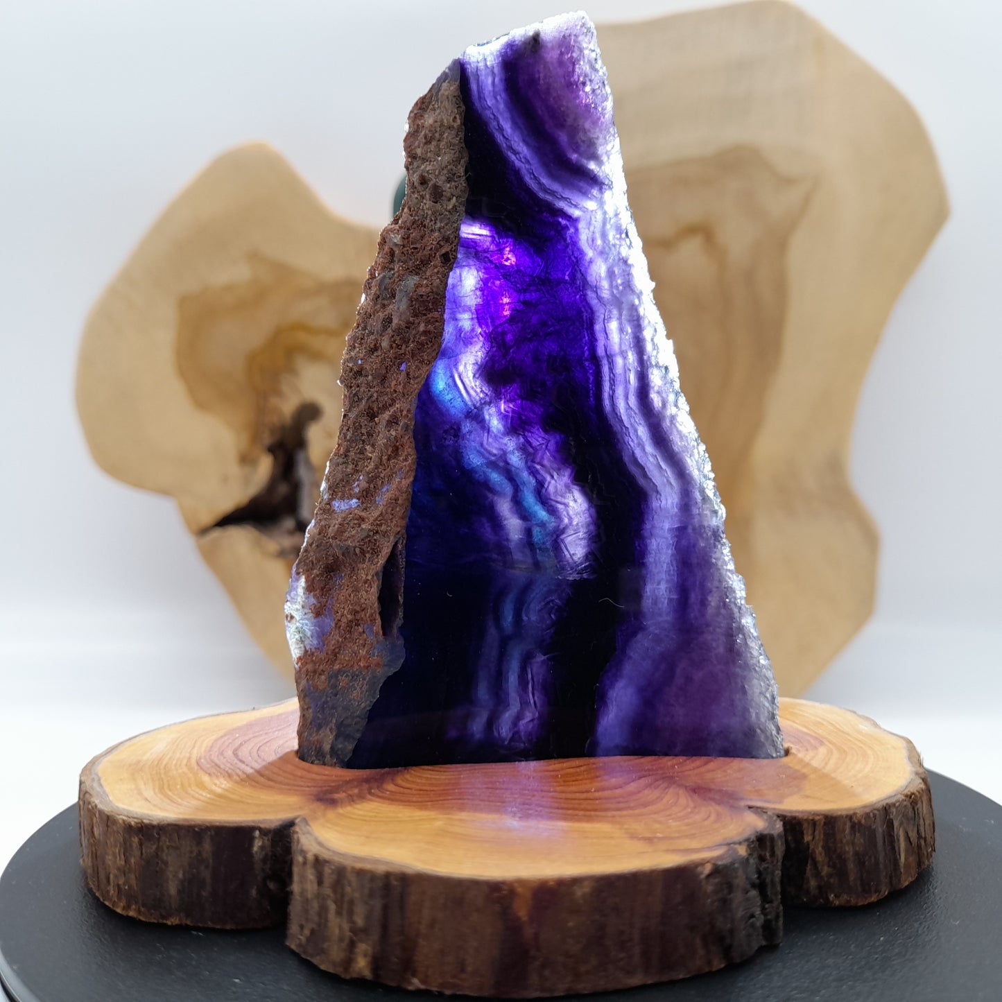 DÉCORATION TRANCHE DE PIERRE FLUORITE ARC EN CIEL SUR SOCLE SCULPTÉ EN BOIS (CADE) – UNIQUE, ORIGINAL & ARTISANALE