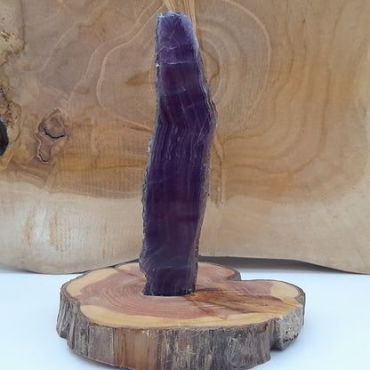 DÉCORATION TRANCHE DE PIERRE FLUORITE ARC EN CIEL SUR SOCLE SCULPTÉ EN BOIS (CADE) – UNIQUE, ORIGINAL & ARTISANALE