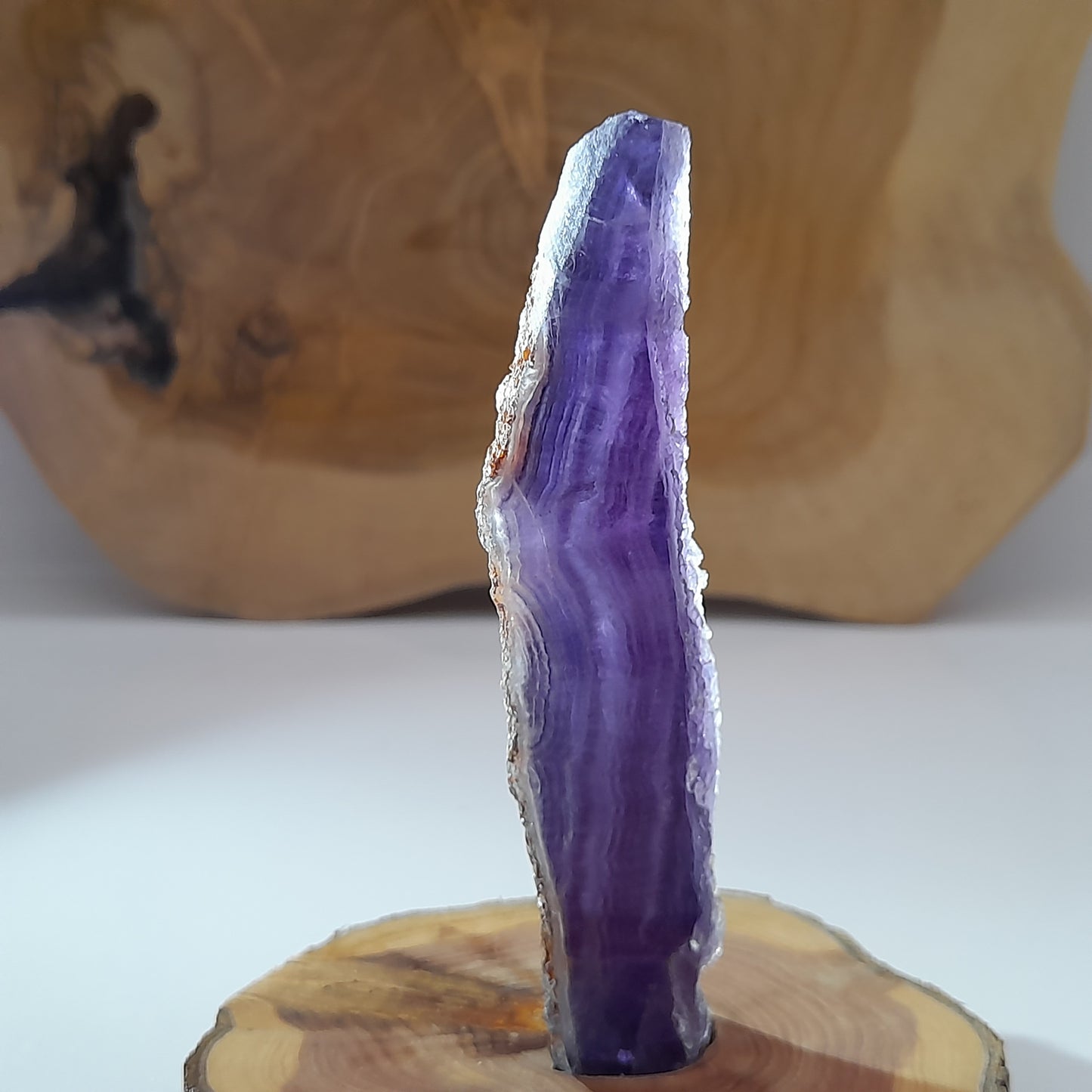 DÉCORATION TRANCHE DE PIERRE FLUORITE ARC EN CIEL SUR SOCLE SCULPTÉ EN BOIS (CADE) – UNIQUE, ORIGINAL & ARTISANALE