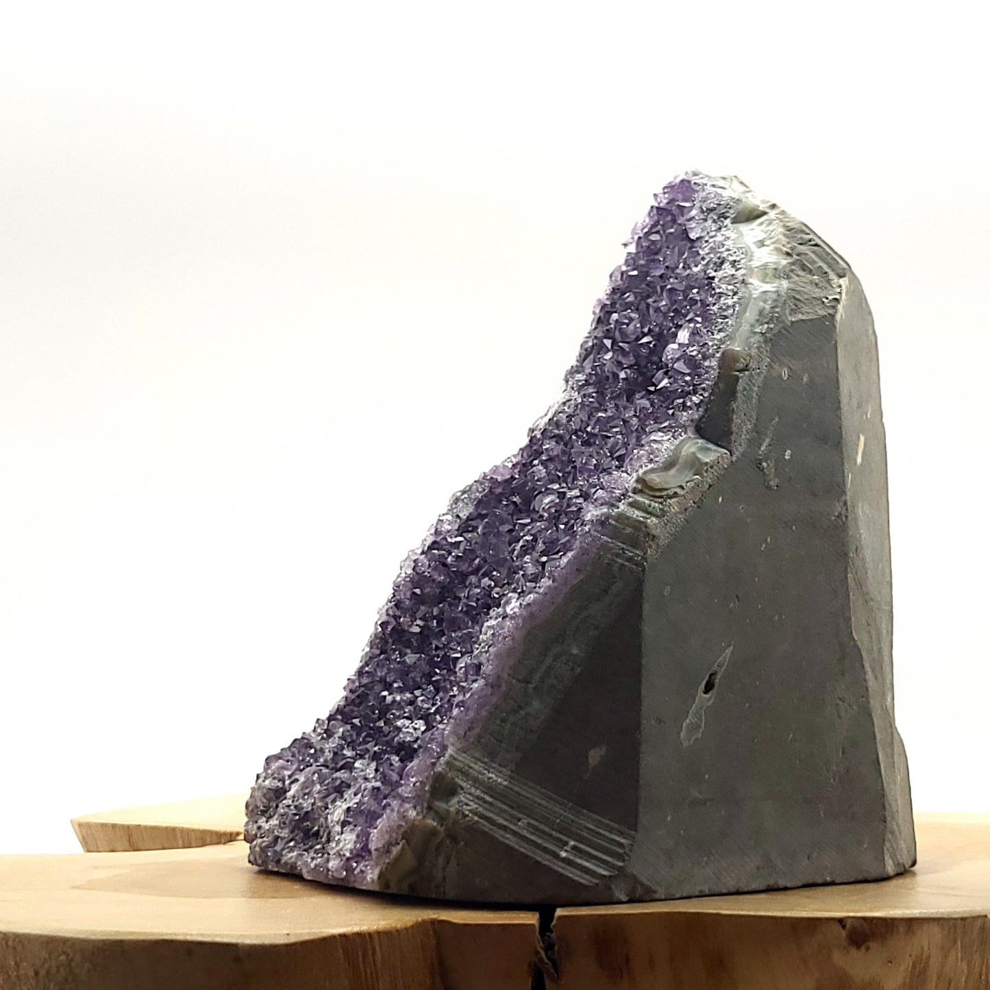 DEMI-GÉODE OU GRANDE DRUSE N°102 EN CRISTAUX AMÉTHYSTE - PIERRE UNIQUE & ARTISANALE