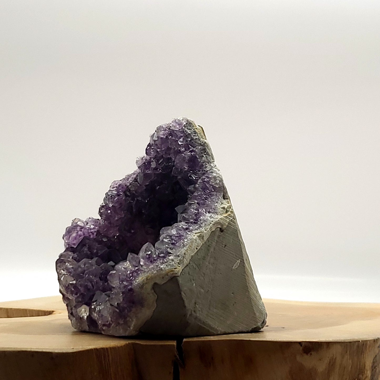 DEMI-GÉODE OU GRANDE DRUSE N°101 EN CRISTAUX AMÉTHYSTE - PIERRE UNIQUE & ARTISANALE