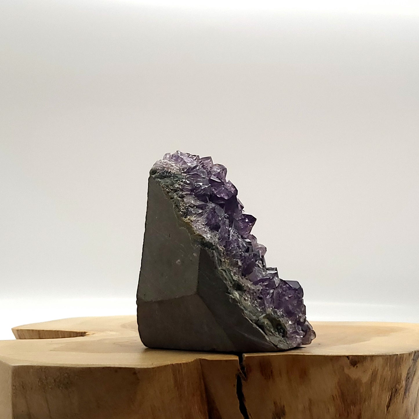 DEMI-GÉODE OU GRANDE DRUSE N°103 EN CRISTAUX AMÉTHYSTE - PIERRE UNIQUE & ARTISANALE