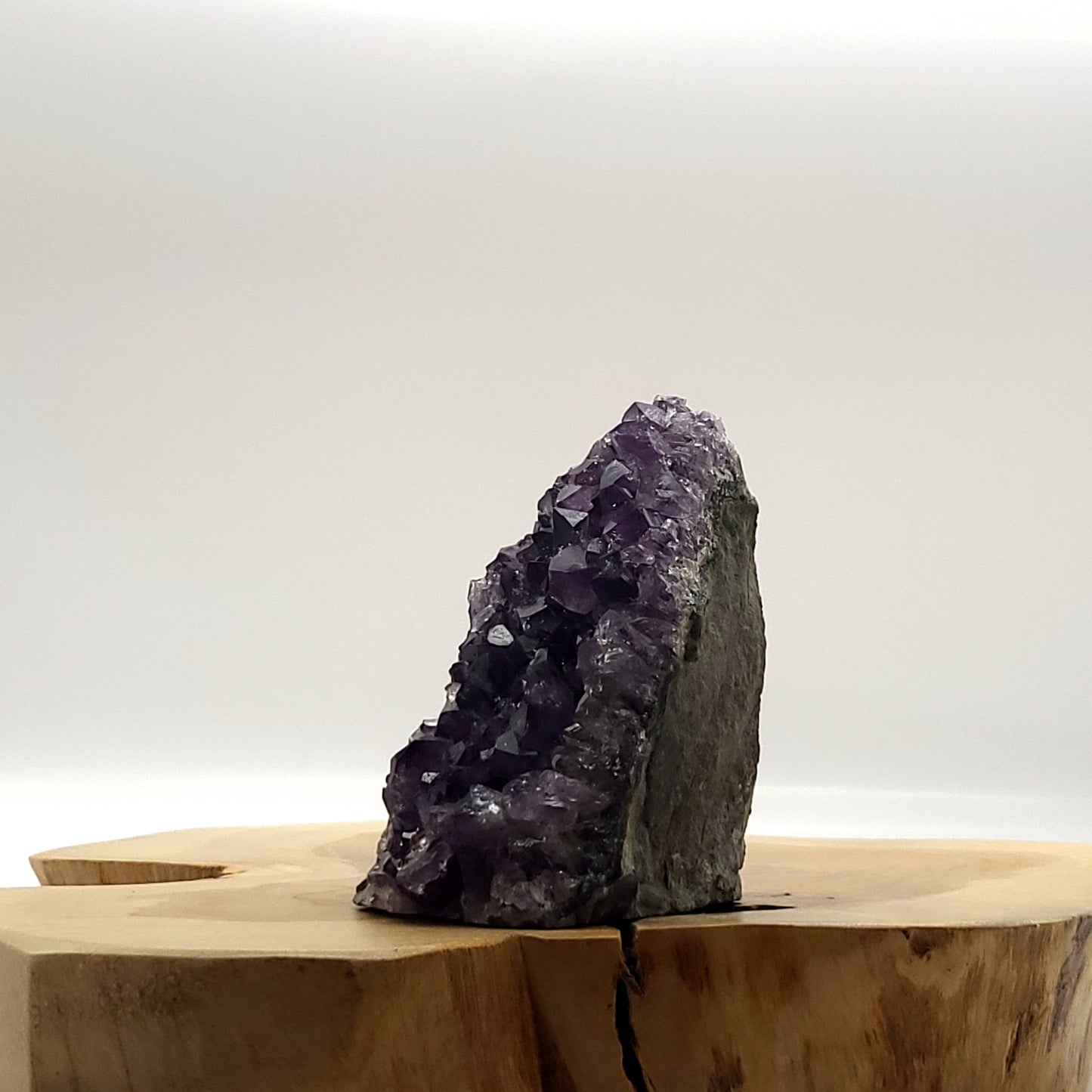 DEMI-GÉODE OU GRANDE DRUSE N°103 EN CRISTAUX AMÉTHYSTE - PIERRE UNIQUE & ARTISANALE