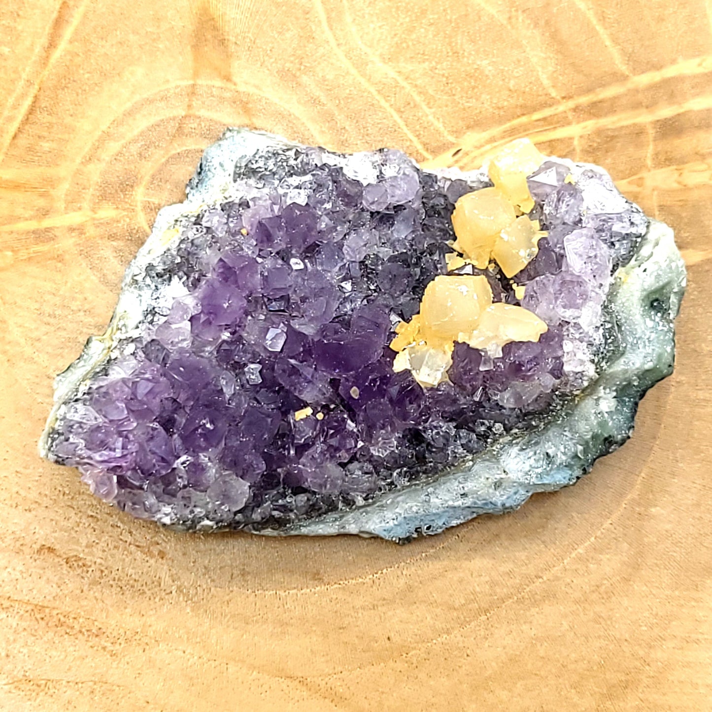 DRUSE MOYENNE N°109 EN CRISTAUX AMÉTHYSTE + CALCITE - PIERRE UNIQUE & ARTISANALE